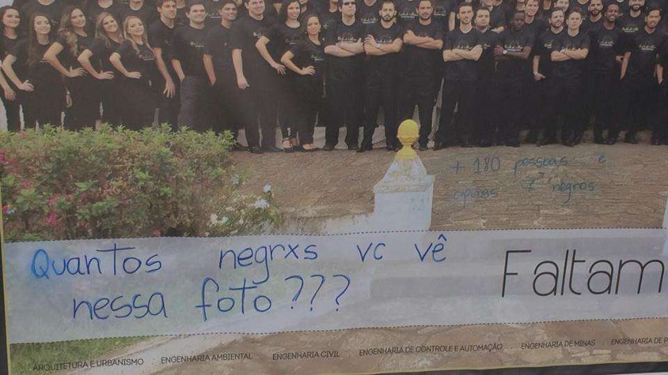 Banner que homenageia formandos da Escola de Minas da UFOP é pichado com a frase "Quantos negrxs vc vê nessa foto???" e o fato gera grande repercussão