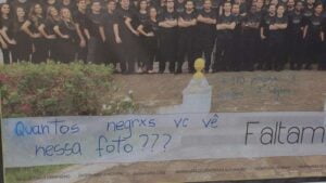 Banner que homenageia formandos da Escola de Minas da UFOP é rasurado com a frase “Quantos negrxs vc vê nessa foto???” e gera grande repercussão Banner que homenageia formandos da Escola de Minas da UFOP é rasurado com a frase "Quantos negrxs vc vê nessa foto???" e gera grande repercussão