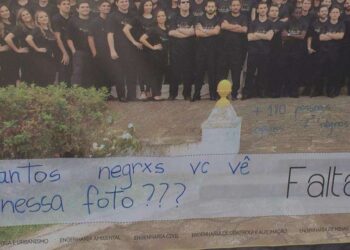 Banner que homenageia formandos da Escola de Minas da UFOP é rasurado com a frase "Quantos negrxs vc vê nessa foto???" e gera grande repercussão
