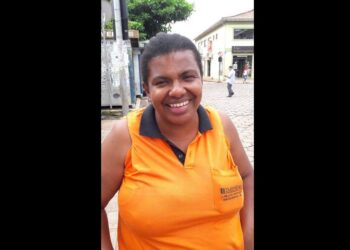 Funcionária coletora de resíduos de Mariana encontra 3 mil reais no lixo e devolve ao dono