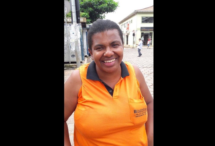 Funcionária coletora de resíduos de Mariana encontra 3 mil reais no lixo e devolve ao dono