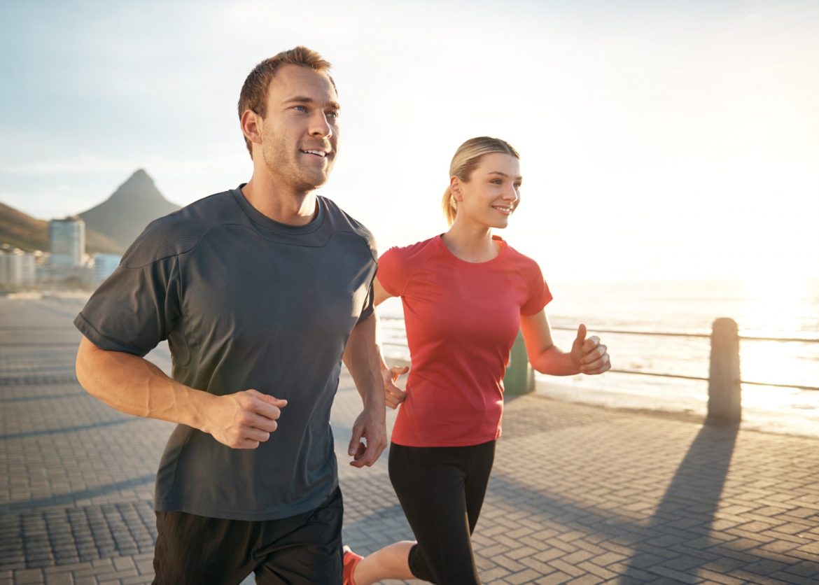 A vós deixo o meu objetivo de vida: Ser da geração saúde. Hoje, dia 26 de julho comemora-se o dia dos Avós.  Data ideal para falarmos um pouco sobre a alimentação de uns tempos atrás. Em resumo podemos dizer que nossos avós tinham uma alimentação mais saudável do que a dos tempos atuais. O cardápio dos mais antigos era variado, enriquecido com verduras e legumes orgânicos sempre preparados de forma caseira, sem traços de substâncias e aditivos químicos que hoje estão presentes na maioria dos produtos alimentícios. Reviver os hábitos alimentares dos nossos avós pode ser uma alternativa para uma vida mais saudável, visto que desse modo restringir-se-ia o consumo de industrializados e assim seria aumentado o consumo de “comida de verdade”, aquela mais próxima do natural, com os temperos caseiros e alimentos provenientes da agricultura familiar. Quer dizer que precisamos abrir mão de todo progresso obtido com o passar do tempo e passar a viver conforme nossos avós e bisavós? A resposta é não! A industrialização é benéfica, é uma grande vantagem toda a facilidade com que podemos satisfazer nossas necessidades alimentares, porém devemos ser cautelosos, não precisamos abominar os alimentos refinados e processados, mas também não devemos consumi-los constantemente; é preciso manter um equilíbrio. Como dizem os antigos: “É preciso medir a água e o fubá”, pois nos tempos passados havia sim um consumo alimentar mais natural, porém não se dispunha ainda de muitas informações a respeito do que era saudável ou não, e assim fazia-se um uso exagerado de produtos que hoje sabemos que devem ser consumidos moderadamente, como é o caso das gorduras; outro ponto em que saímos em vantagem é que nos tempos mais remotos praticava-se muito pouco de atividade física além das atividades rotineiras domiciliares e/ou de trabalho, enquanto hoje em dia observamos um maior número de pessoas que podem ser consideradas fisicamente ativas. A procura pelos serviços de saúde era mais rara, até porque o acesso era também mais difícil, e assim recorria-se a medidas curativas caseiras (que nem sempre curavam), como chás e simpatias recomendadas por uns e repassadas para outros, sucessivamente, o que poderia mascarar um problema de saúde mais grave que com auxílio médico poderia ser rapidamente tratado e solucionado. Em suma, podemos dizer que cada época possui seus pontos positivos e negativos; com o passar do tempo a tendência é que se busque cada vez mais comodidade e facilidade, pois a falta de tempo aumenta a cada nova geração que surge e com isso muitas práticas e costumes vão se perdendo ao longo dos anos. A chave para a manutenção do padrão de vida saudável no decorrer do tempo é evitar ao máximo tudo o que foge ao natural e evitar as tentações dos alimentos ultra processados, os quais economizam muito em tempo, mas não favorecem em nada à saúde. Não queremos ser a geração futuramente conhecida como o pior exemplo nutricional já visto na história, aquela com altos índices de obesidade, síndromes metabólicas e doenças degenerativas, queremos ser a geração saúde, conhecida por se exercitar, ter bons hábitos alimentares e por perdurar para ver o nascimento de novas gerações. Mas é preciso ter em mente que para sermos os avós tidos como referência amanhã precisamos, hoje,  ser os netos determinados em ser saudáveis.