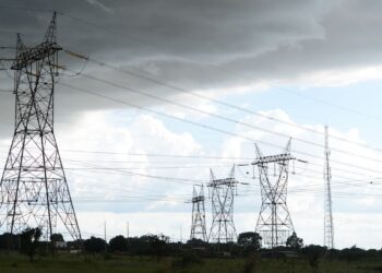 Aneel prorroga lei que proíbe cortes de energia elétrica até junho