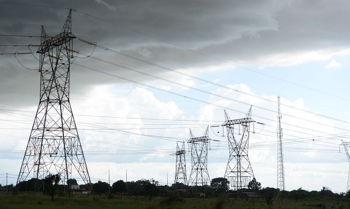 Aneel prorroga lei que proíbe cortes de energia elétrica até junho