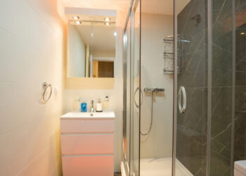 Banheiro pequeno? Saiba como deixar versátil sem perder a decoração