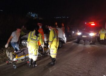 Colisão de dois carros deixa cinco pessoas feridas na BR-040; veja fotos