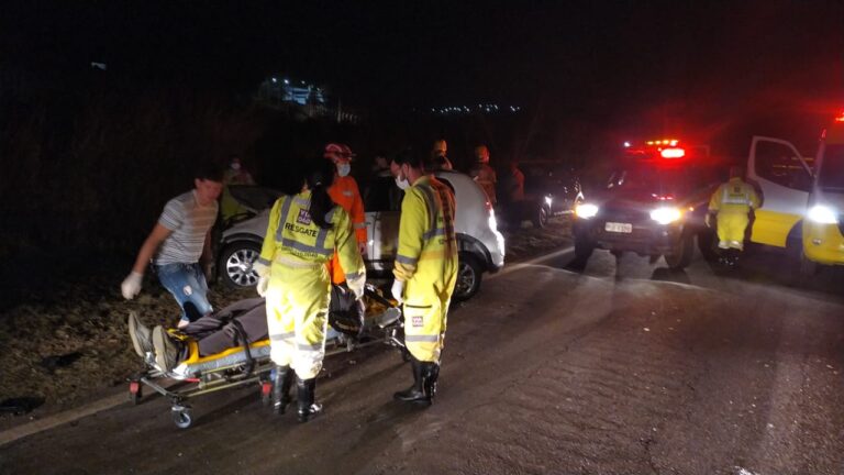 Colisão de dois carros deixa cinco pessoas feridas na BR-040; veja fotos