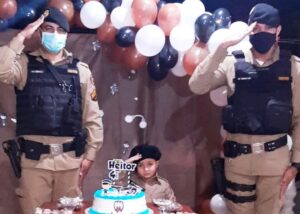 Em Mariana, policiais prestigiam aniversário de garotinho que sonha em ser policial Em Mariana, policiais prestigiam aniversário de garotinho que sonha em ser policial