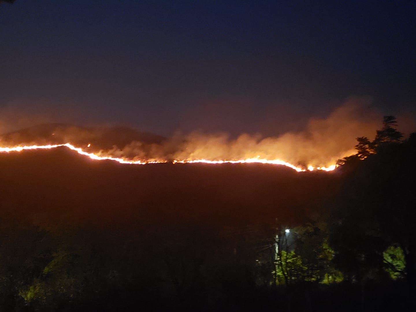 Imagem da Serra do Catete em chamas - Foto: Mais Minas