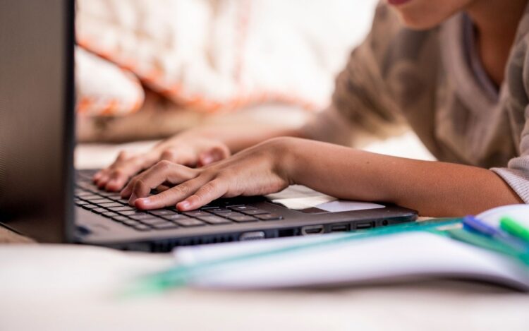 Falta de equipamento é o principal problema do ensino remoto, aponta pesquisa