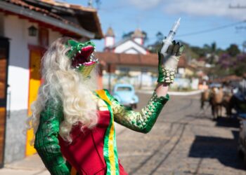 Em Lavras Novas artista vai vacinar vestido de “Cuca” para incentivar vacinação