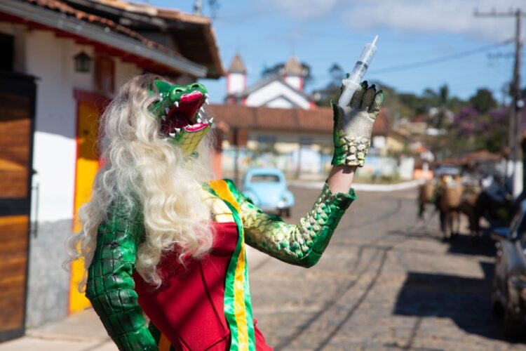 Em Lavras Novas artista vai vacinar vestido de “Cuca” para incentivar vacinação
