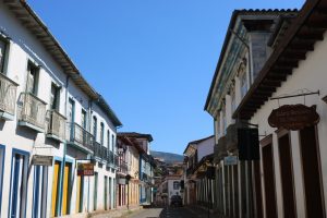 Postes são retirados do centro histórico de Mariana e moradores reclamam de limitação da internet Postes são retirados do centro histórico de Mariana e moradores reclamam de limitação da internet