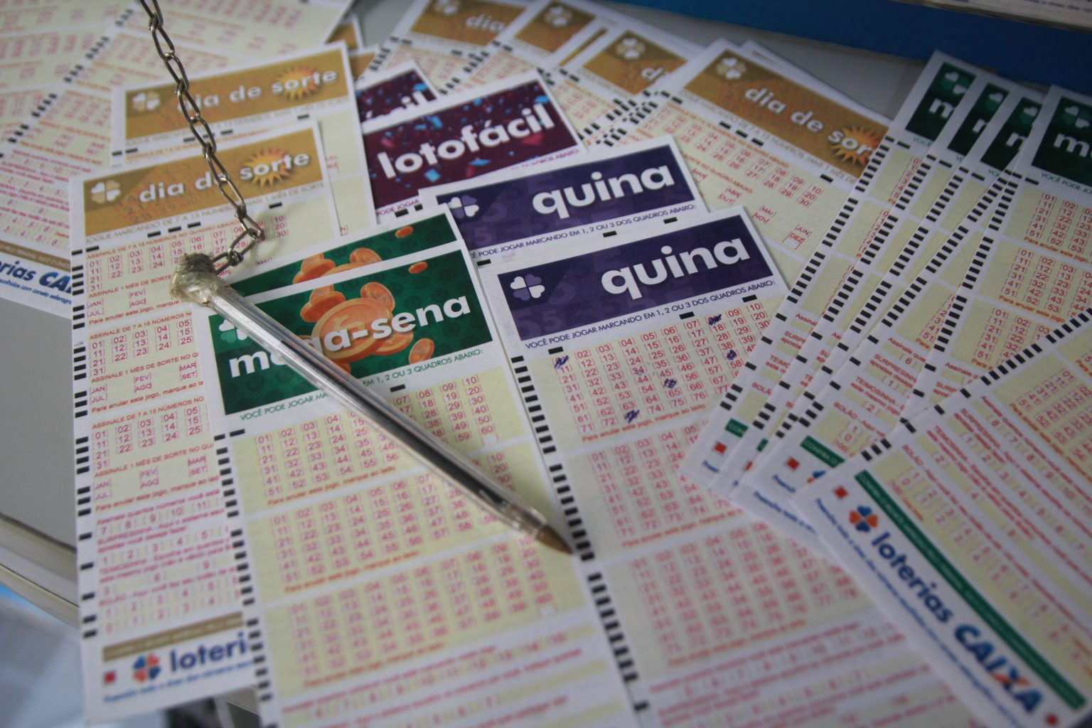 Loterias: confira o resultado da Mega-Sena 2410, Lotofácil 2326 e