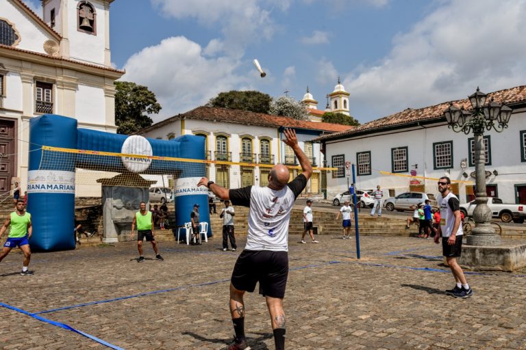 Torneio de Peteca atrai público para Praça da Sé, em Mariana-MG