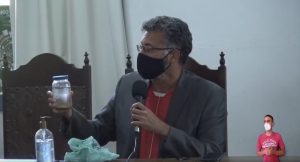 Vereador mostra água com fragmentos semelhantes a fezes, distribuída no bairro Padre Faria, em Ouro Preto Vereador mostra água com fragmentos semelhantes à fezes distribuída no bairro Padre Faria, em Ouro Preto