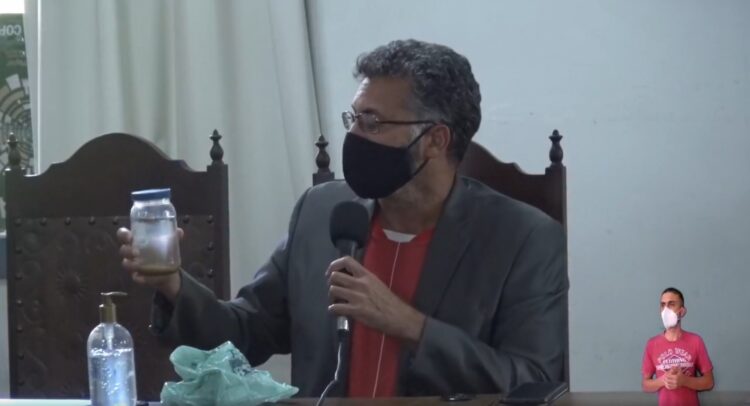 Vereador mostra água com fragmentos semelhantes à fezes distribuída no bairro Padre Faria, em Ouro Preto