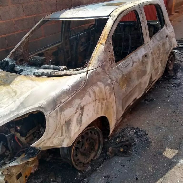 Carro da Saneouro é queimado no bairro Pocinho, em Ouro Preto