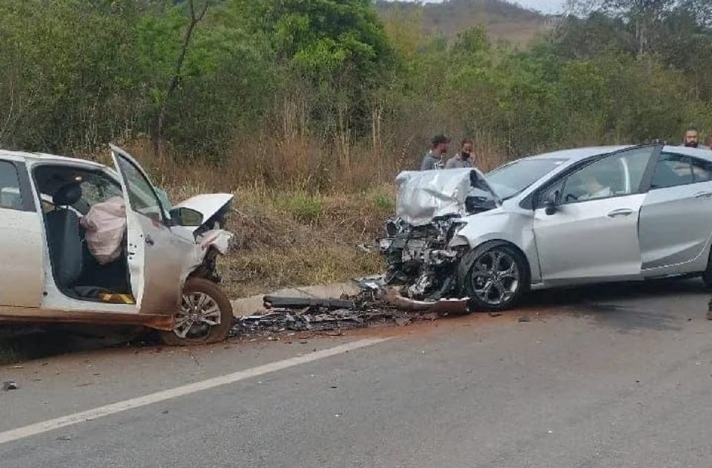 Colisão entre dois carros na BR-356 deixa quatro vítimas com ferimentos leves, em Ouro Preto