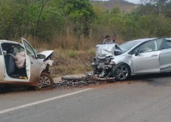 Colisão entre dois carros na BR-356 deixa quatro vítimas com ferimentos leves, em Ouro Preto