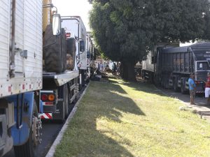 Caminhoneiros bloqueiam duas rodovias em Minas Gerais e ameaçam greve Caminhoneiros bloqueiam duas rodovias em Minas Gerais e ameaçam greve