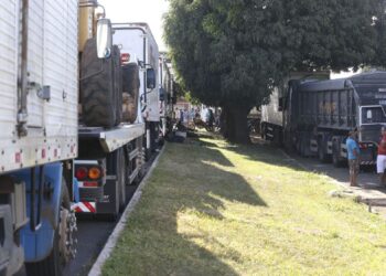 Caminhoneiros bloqueiam duas rodovias em Minas Gerais e ameaçam greve