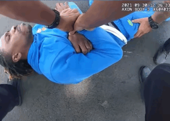 Nos EUA, policial arrasta homem negro paraplégico pelo cabelo