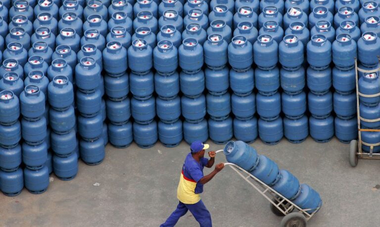 Gás de cozinha e gasolina ficam mais caros no Brasil
