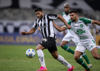 Desfalcado, Atlético enfrenta Chapecoense pelo Brasileirão