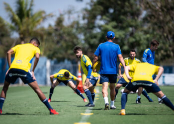 Cruzeiro enfrenta lanterna da Série B para tentar se afastar do Z-4