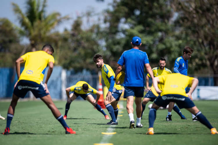 Cruzeiro enfrenta lanterna da Série B para tentar se afastar do Z-4
