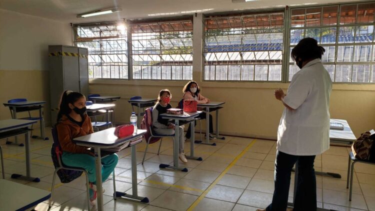 Aulas presenciais serão obrigatórias a partir de novembro, em Ouro Branco
