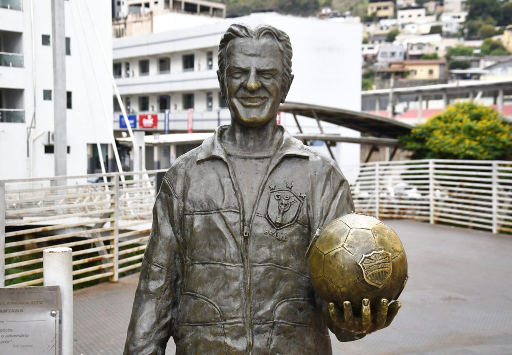 Prefeitura de Itabirito recupera e reinstala bola em estátua de Telê Santana