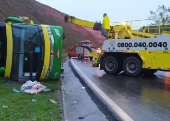 Ônibus tomba na BR-040 e uma vítima não resiste aos ferimentos