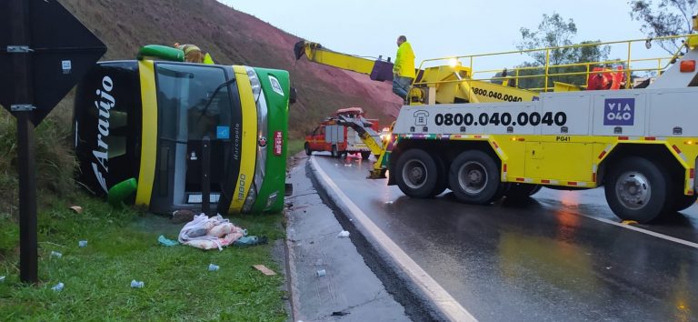Ônibus tomba na BR-040 e uma vítima não resiste aos ferimentos