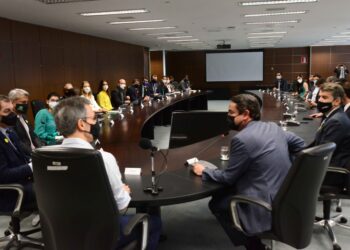 Governo de Minas discute repactuação do acordo de reparação pelo desastre em Mariana