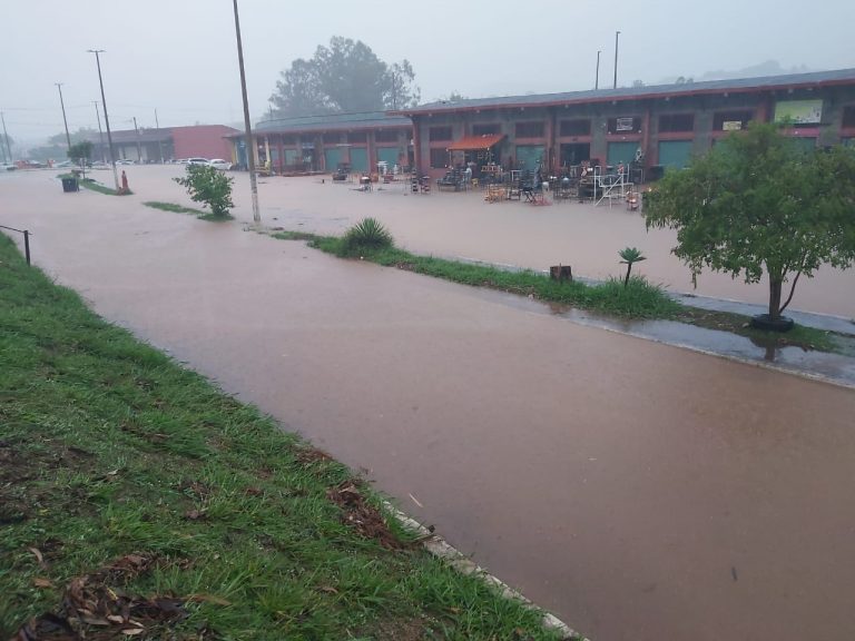 Enchente atinge carros e alaga rodoviária em Cachoeira do Campo, distrito de Ouro Preto