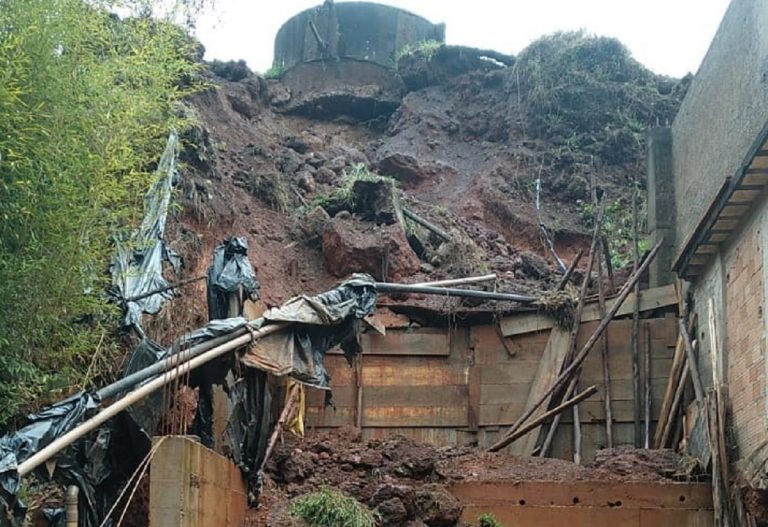 Moradores reclamam do estado da caixa d'água do bairro Piedade, em Ouro Preto