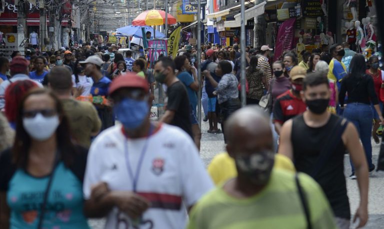 Brasil alcança menor taxa de transmissão da Covid-19, aponta estudo