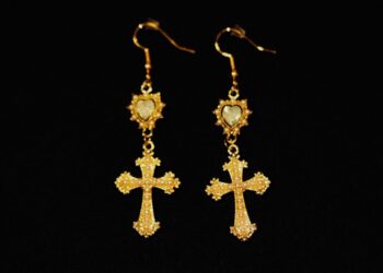 Do clássico ao moderno: dicas para combinar brincos de cruz
