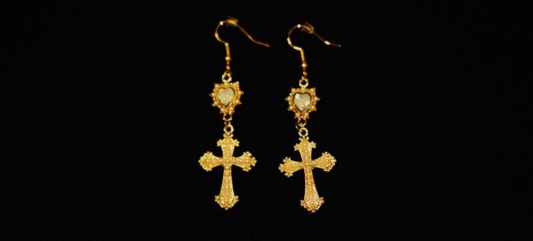 Do clássico ao moderno: dicas para combinar brincos de cruz