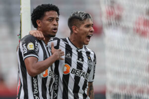 Atlético vence xará paranaense e se torna o melhor visitante do Brasileirão Atlético vence xará paranaense e se torna o melhor visitante do Brasileirão