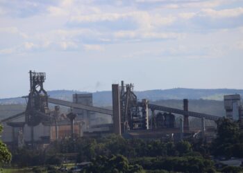 Multinacional siderúrgica oferece vagas de emprego em MG, RS e outros estados