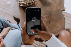 Gesto do Tiktok salva adolescente de sequestro Gesto do Tiktok salva adolescente de sequestro