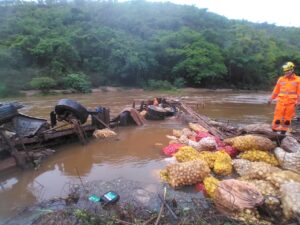 Carro bate em caminhão na MG-262, em Mariana Carro bate em caminhão na MG-262, em Mariana