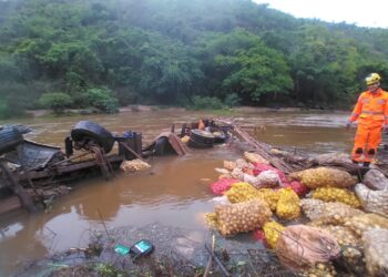 Carro bate em caminhão na MG-262, em Mariana