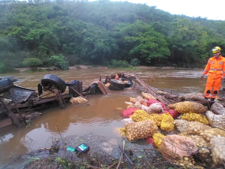 Carro bate em caminhão na MG-262, em Mariana
