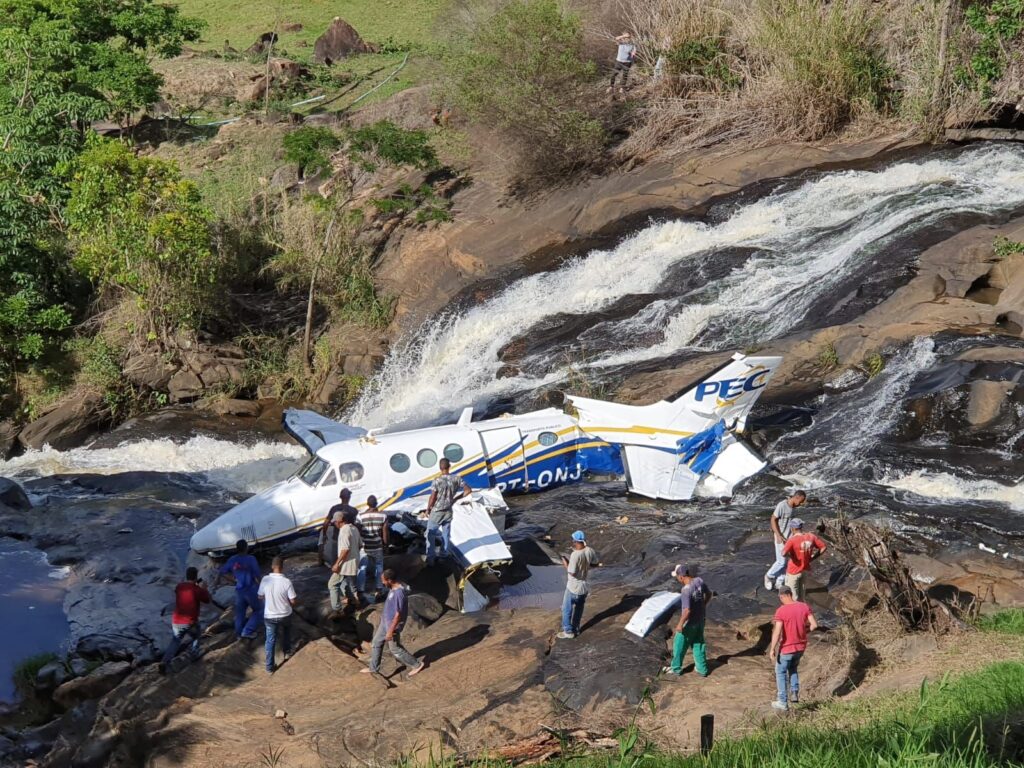 Avião de Marília Mendonça cai em Minas Gerais