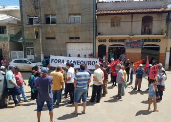 Moradores de Santa Rita de Ouro Preto impedem hidrometração da Saneouro