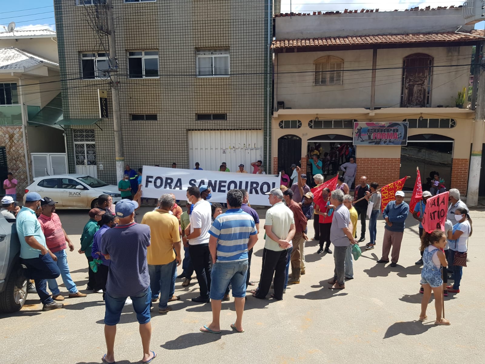 Moradores de Santa Rita de Ouro Preto impedem hidrometração da Saneouro